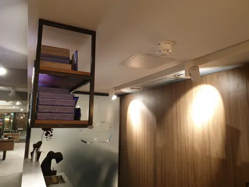 Egg crate inlet grille and round fresh air extracts